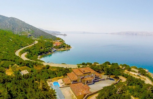 Sveti Juraj Apartment | Cozy Villa Mia Apartment with Pool and Ocean View
