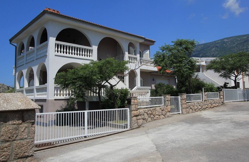 Cesarica Apartment | Villa Mihaela: Beachfront Apartment with Ocean View & Pool