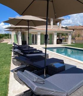Vizinada Villa | Experience Villa Milandro: Oceanfront Bliss Awaits You