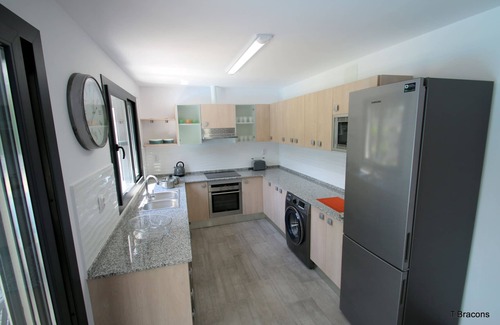 Cambrils Villa | Villa Milos Cambrils: Pet-Friendly Retreat with Pool & Spa