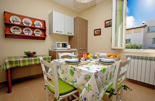 Desenzano del Garda Apartment | Discover Villa Mimosa: Oceanfront Comfort in Desenzano