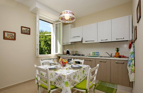 Desenzano del Garda Apartment | Discover Villa Mimosa: Oceanfront Comfort in Desenzano