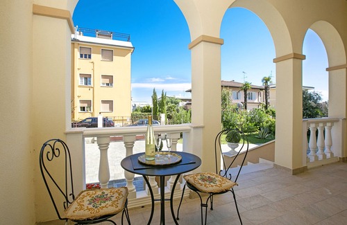 Desenzano del Garda Apartment | Oceanfront Villa Mimosa Apartment in Desenzano del Garda