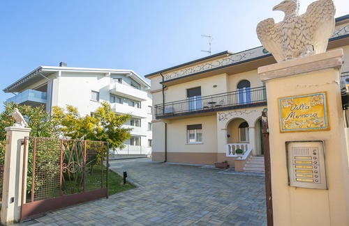 Desenzano del Garda Apartment | Oceanfront Villa Mimosa Apartment in Desenzano del Garda