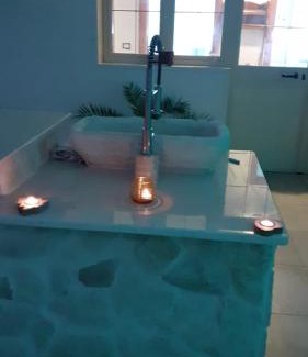 Taranto House | Relax at Villa Mina: Hot Tub & Oceanfront Bliss Await