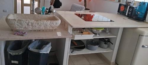 Taranto House | Relax at Villa Mina: Hot Tub & Oceanfront Bliss Await