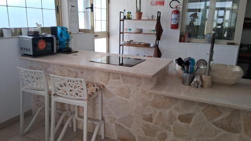 Taranto House | Relax at Villa Mina: Hot Tub & Oceanfront Bliss Await