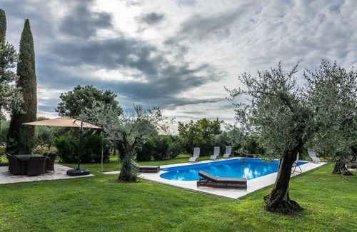Montioni Villa | Villa Minerva: Guest Rated 9/10 with Pet-Friendly Amenities