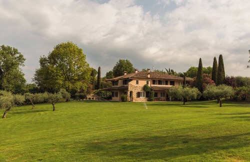 Montioni Villa | Villa 'Minerva': Lake View, Pool, Spa & Family-Friendly Comfort