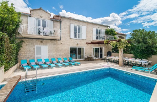 Mirce Villa | Family Villa with Heated Pool and Ocean View on the Beach