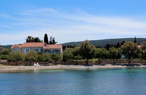 Mirce Villa | Family Villa with Heated Pool and Ocean View on the Beach