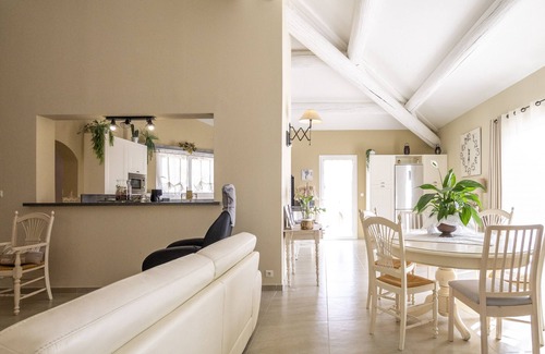 Noves Villa | Villa Mireillo: Guest Rated 10/10 with Private Pool Retreat