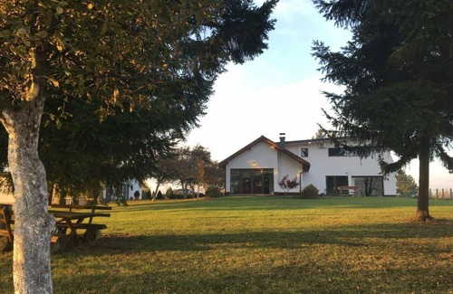 Hadzici Villa | Villa Misevici: Ideal Retreat with Spa and Pet-Friendly Perks