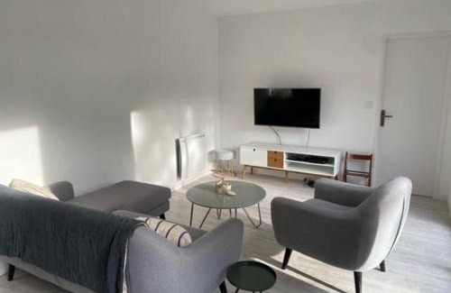 Domino House | Modern Villa for 8, Steps from the Beach with Garden