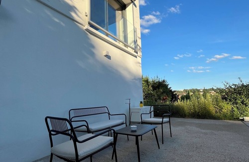 Sainte-Foy-les-Lyon Villa | Modern Villa with Pool and Ocean View Amenities