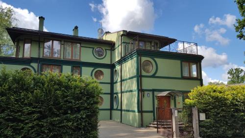 Jurmala Apartment | Oceanfront Villa Moderna: Family-Friendly Retreat with Hot Tub