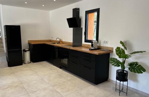 Mouans-Sartoux Villa | Modern 4-Room Villa with Kitchen for Your Perfect Getaway