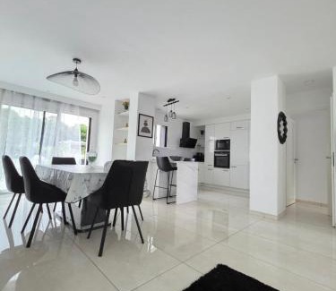 Pornichet Villa | Modern Villa Retreat: 4-Star Family-Friendly Escape