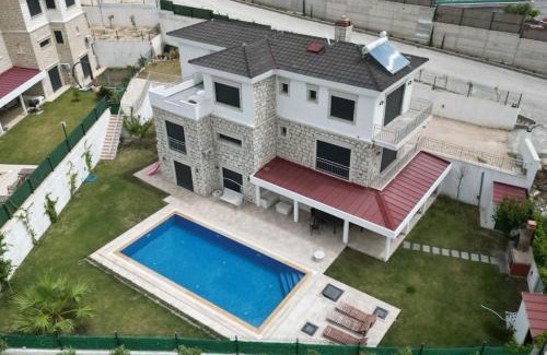 Cesme Villa | Discover Villa Mola Çeşme: Family-Friendly with Pool
