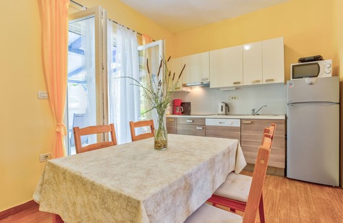 Lovrecica Apartment | Villa Moletto Seaside Retreat with Pool & Pet-Friendly Perks