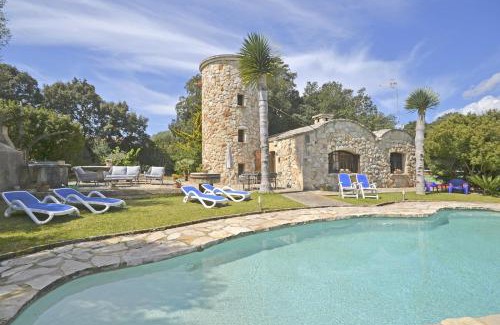 Buger House | Discover Villa Moli: A 4-Star Child-Friendly Retreat