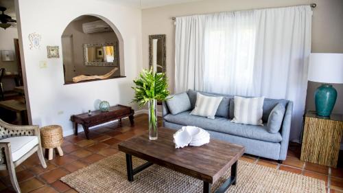Aguacate Resort | Villa Montaña Beach Resort: Oceanfront Paradise Awaits