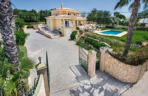 Pata de Cima Villa | Relaxing Villa Monte Sol with Pool & Child-Friendly Amenities