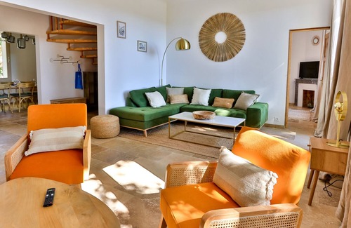 Graveson Villa | Villa Montel - Peaceful Retreat with Pool and Spa in Graveson