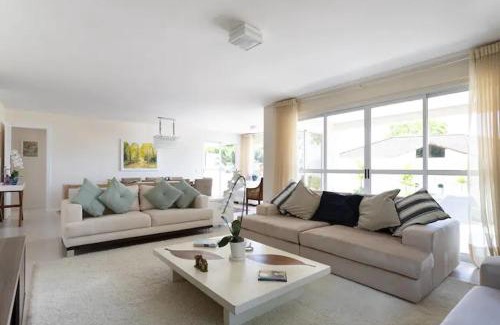 Recreio dos Bandeirantes Villa | Villa Monteriggioni - Family-Friendly Getaway with Pool