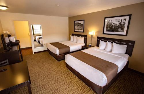 Manitou Springs Historic District Hotel | Relax at Villa Motel with Pool & Ocean View in Manitou Springs