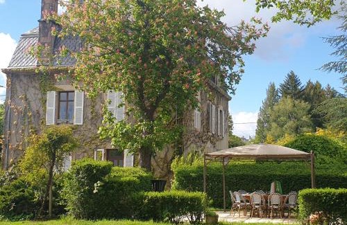 Neuvic House | Relax at VILLA MURA: Pool, Spa & Scenic Countryside Escape