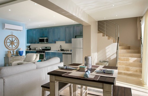 Beacon Hill House | Beachfront Villa with Pool - Ideal for Family Getaways