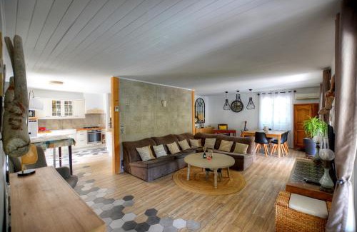 Neoules Villa | Experience Bliss at Maison Villa: Oceanfront & Pet-Friendly