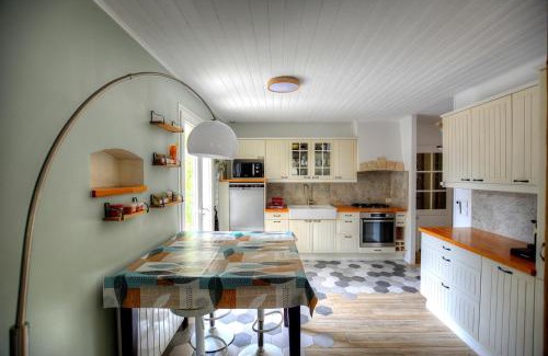 Neoules Villa | Experience Bliss at Maison Villa: Oceanfront & Pet-Friendly