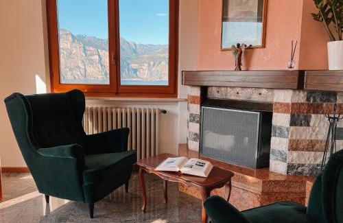 Assenza House | Villa Nadya: Pet-Friendly Escape with Restaurant Dining