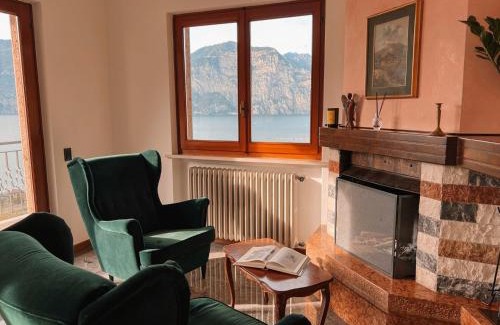 Assenza House | Villa Nadya: Pet-Friendly Escape with Restaurant Dining