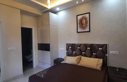 Jabalpur House | Family-Friendly Retreat at Villa Napier Town with Hot Tub