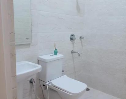 Jabalpur House | Family-Friendly Retreat at Villa Napier Town with Hot Tub