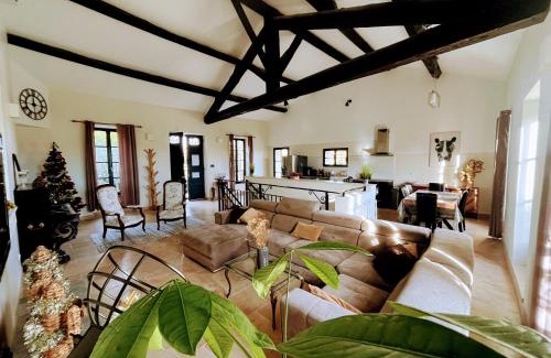 Le Somail Villa | Elegant Villa Napoléon with Pool and Ocean Views