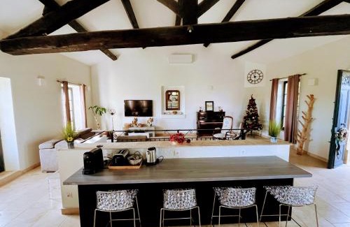 Le Somail Villa | Elegant Villa Napoléon with Pool and Ocean Views