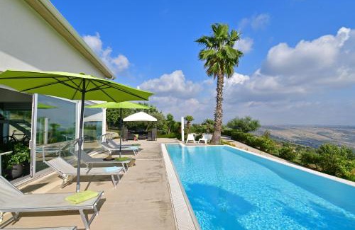 Ragusa Villa | Villa Nausica: Oceanfront Pool Stay for Large Groups