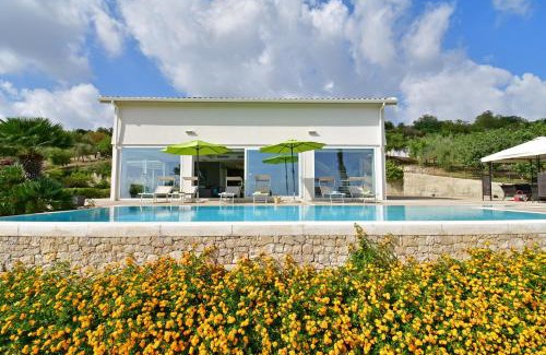Ragusa Villa | Villa Nausica: Oceanfront Pool Stay for Large Groups