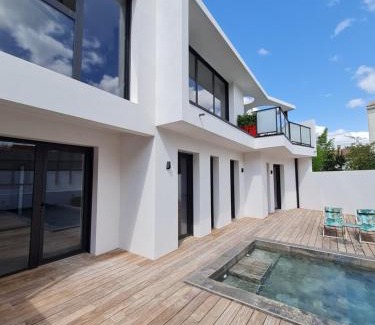 La Rochelle Bed & Breakfast | Deluxe Private Rooms at Villa NC30 with Oceanfront Views