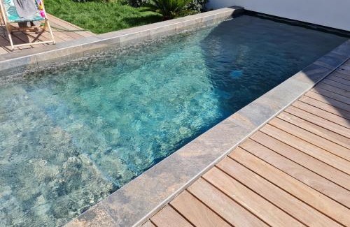 La Rochelle Bed & Breakfast | Deluxe Private Rooms at Villa NC30 with Oceanfront Views