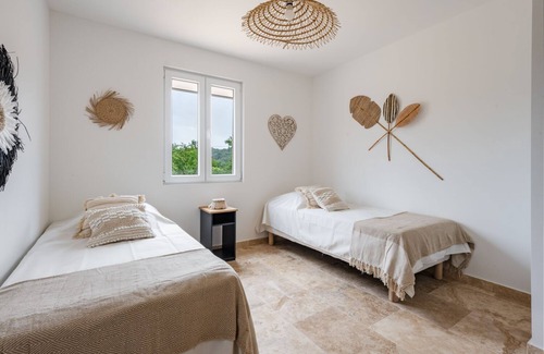 Croagnes Villa | Elegant Villa Neuve with Pool in Beautiful Provence
