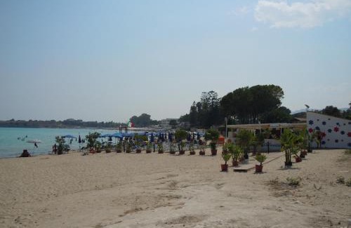 Fontane Bianche Villa | Relax at Villa Cassio: Family-Friendly Getaway by the Sea