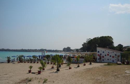 Fontane Bianche Villa | Relax at Villa Cassio: Family-Friendly Getaway by the Sea