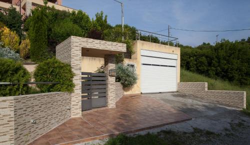 Servia House | Villa Neraida: Guest Rated 9.3 with Breakfast Included