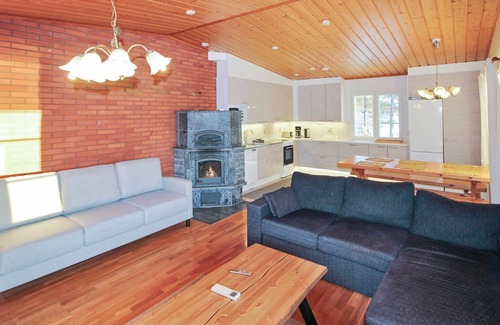 Leppavirta House | Villa Niemi: Relaxing Getaway with Spa & Lake View