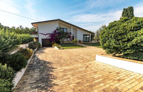 Bucchianico Villa | Experience Villa Ninetta: Oceanfront Bliss with Top Ratings